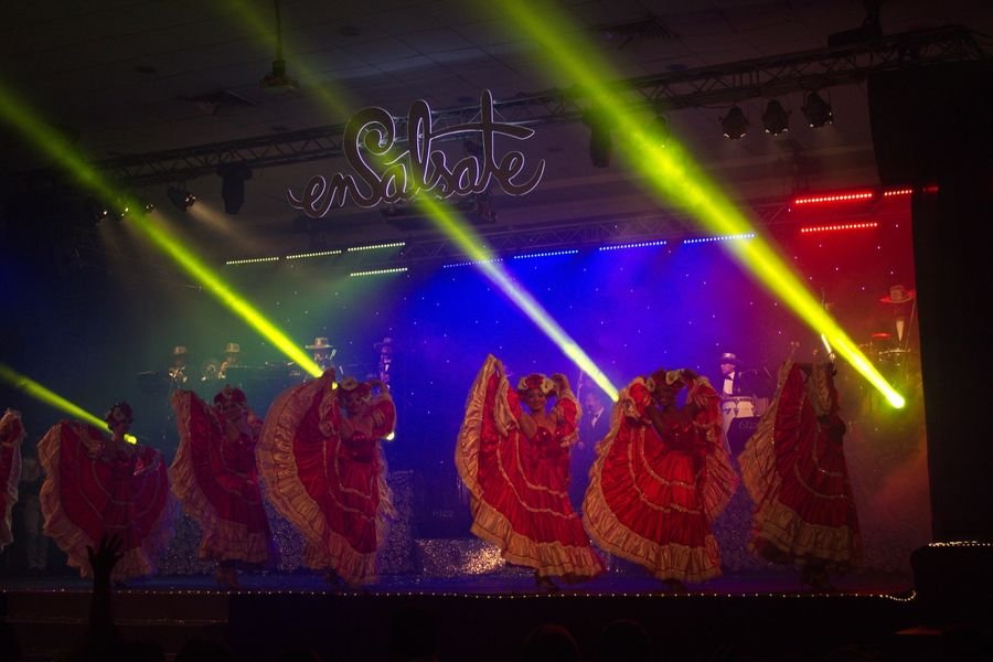 Salsa-Show auf der Bühne mit Liveband