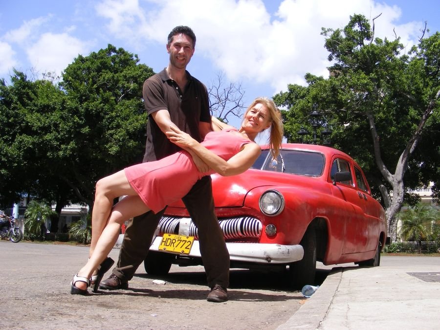 Paar tanzt Salsa auf der Straße in Havanna