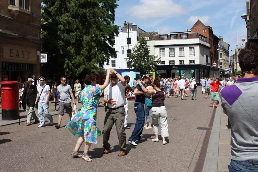 Paare tanzen Latin Social auf der Straße