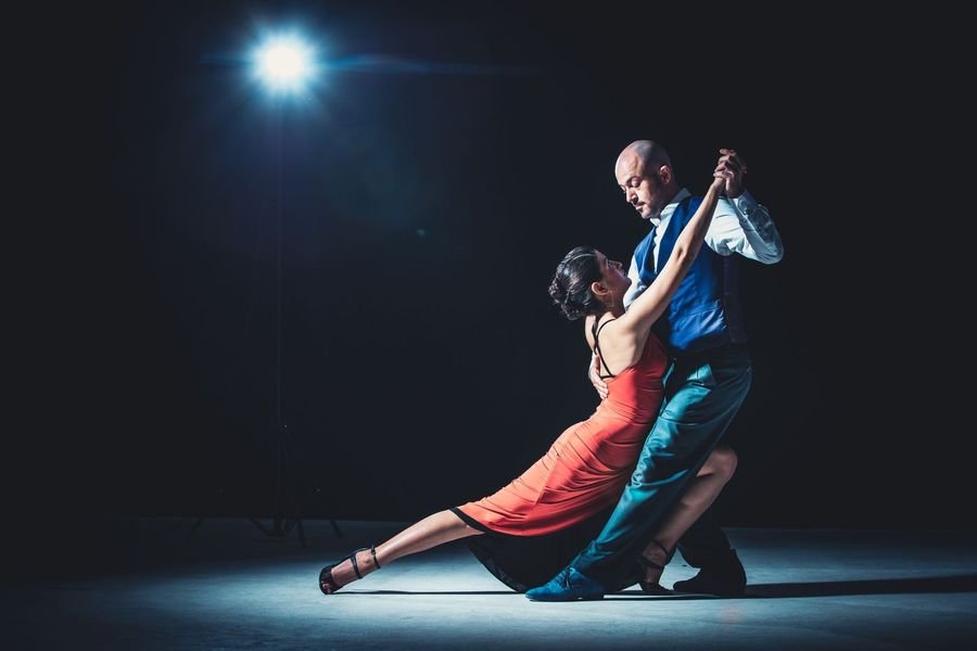 Paar tanzt Tango unter Spotlicht